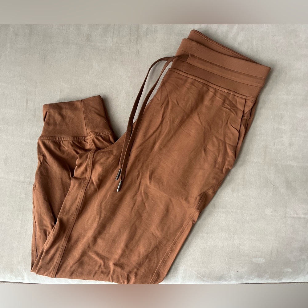 Lululemon Jogger crop size 6